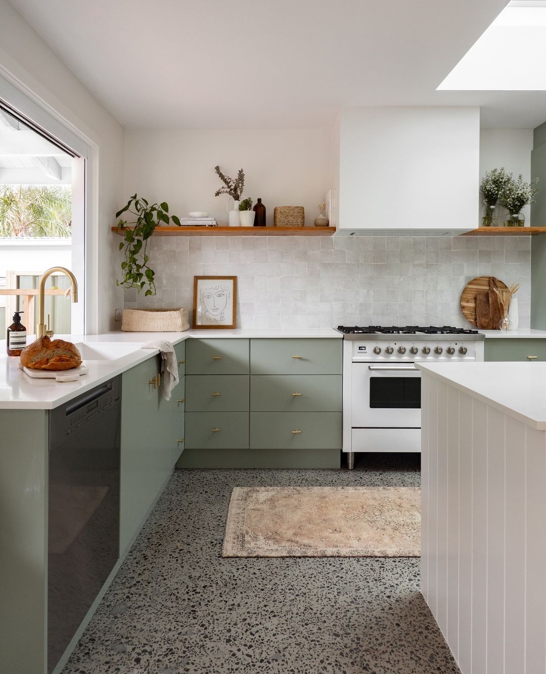 Backsplash for Green Cabinets: Four Ways to Choose it (2022)