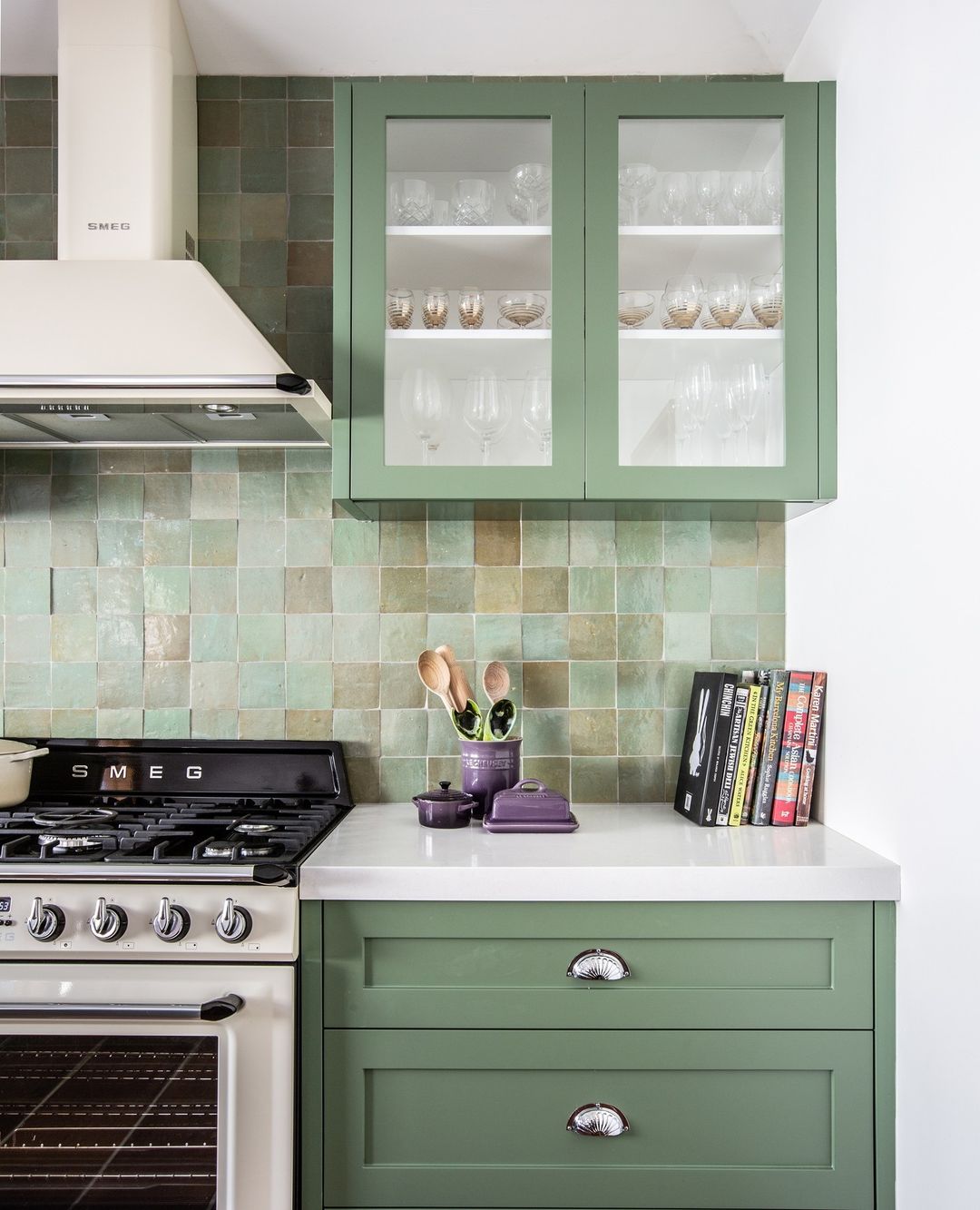 Backsplash for Green Cabinets: Four Ways to Choose it (2022)