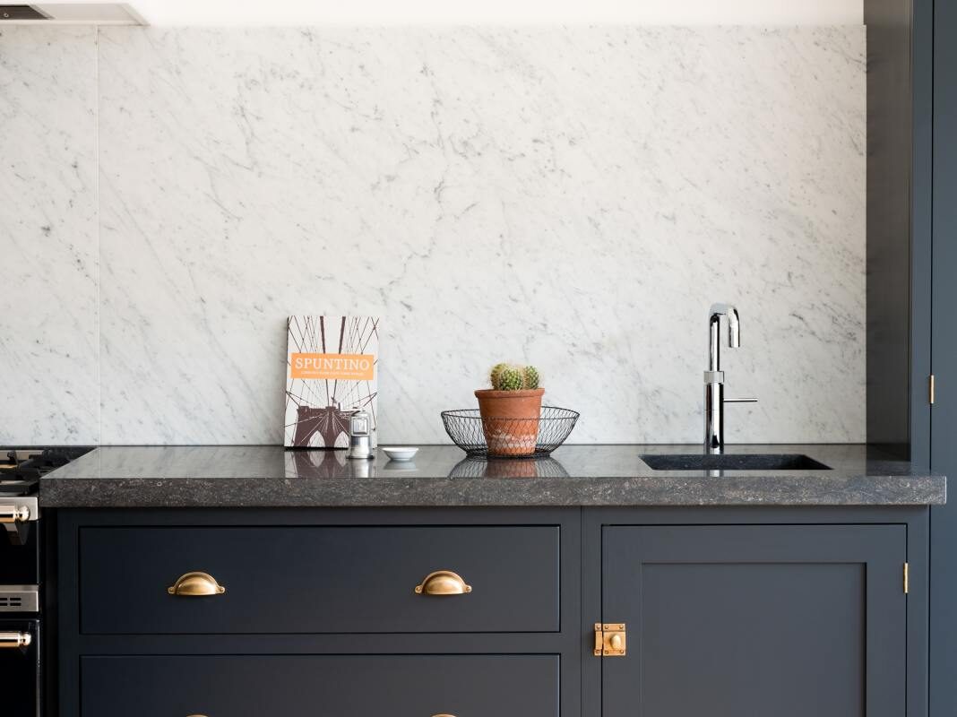 black countertop, black cabinets, white marble backsplash, traditional kitchen, farmhouse kitchen
