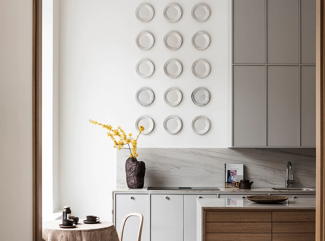 gray kitchen, wood kitchen cabinets, two-toned kitchen cabinets, modern scandinavian minimalist kitchen
